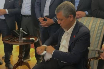 Özgür Özel kendisine verilen mutlak butlan tebligatını yırttı