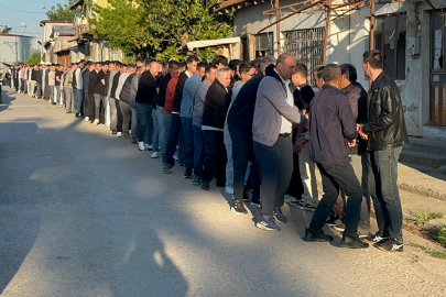 Bayramlaşma kuyruğu uzadıkça uzadı