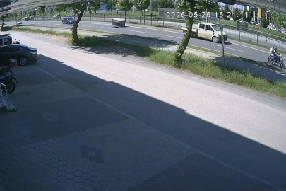 Bursa'da kamyonetten düşen demir kafes faciaya davetiye çıkardı
