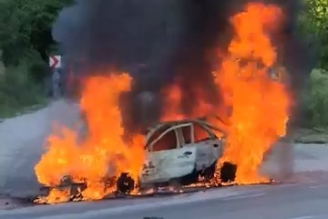 Dumanlar yükselen araçtan son anda kurtuldu