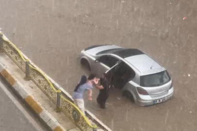 Edirne’de yollar göle döndü, araçlar mahsur kaldı