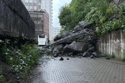 Dev kayalar yolu kapattı