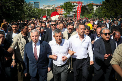 Özgür Özel Anıtkabir'e yürüdü