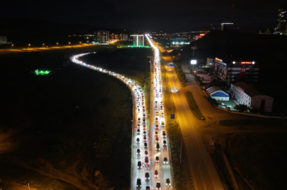 Tatilciler dönüşe geçti, kilometrelerce kuyruk oluştu