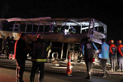 Denizli'de feci kaza! Bariyerlere çarpan otobüs alev aldı; 8 ölü 33 yaralı