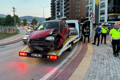 Bursa'da kontrolden çıkan araç tabelaya çarptı
