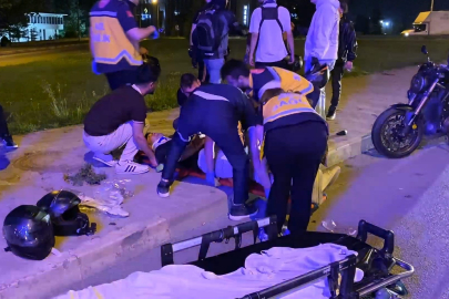 Bursa'da motosiklet emniyet şeridinde bekleyen motosikletlere çarptı!