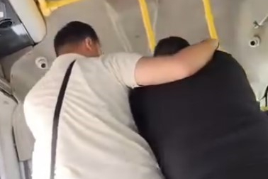 5 TL'lik eksik ödeme yüzünden minibüs karıştı