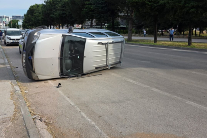 Bursa'da kaldırıma çarpan araç takla attı