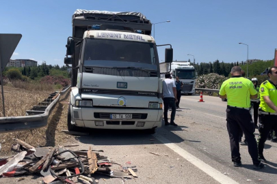 Arızalanan kamyona çarpan tırın sürücüsü hayatını kaybetti