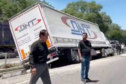 Bursa'da ön lastiği patlayan tır refüje girdi