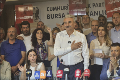 Bursa CHP'de nöbet başladı; İl Başkanı Yeşiltaş, görevden alma kararını yırttı