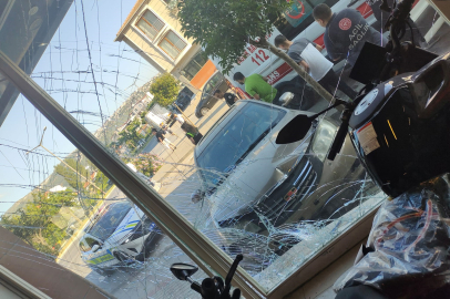 Bursa'da otomobil motosiklet mağazasına daldı