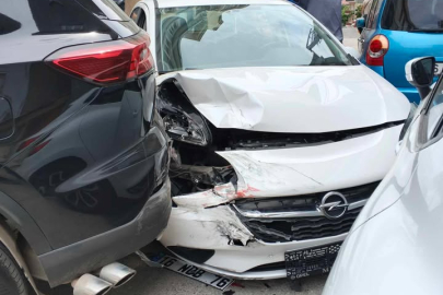 Fethiye Mahallesi'nde zincirleme kaza: 3 araçta maddi hasar oluştu