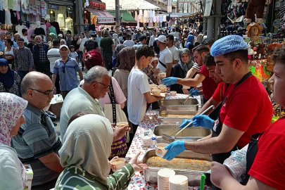 Bursa'da 30 yıllık gelenek...Tuzpazarı esnafı 5 bin kişiye aşure ikram etti