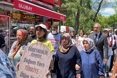 Açlık grevindeki öğretmenler MEB'e yürüdü: "Şikâyet dilekçelerimizle geldik"