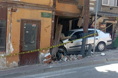 Bursa'da freni boşalan otomobil eve girdi