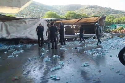 Su yüklü tır hızlı tren köprüsü ayağına çarptı: Sürücü hayatını kaybetti