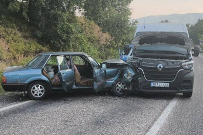 Bursa'da minibüs ile otomobil çarpıştı