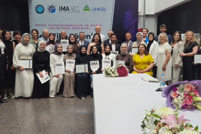 Geleceğin moda tasarımcıları Bursa'da sertifikalarını aldı