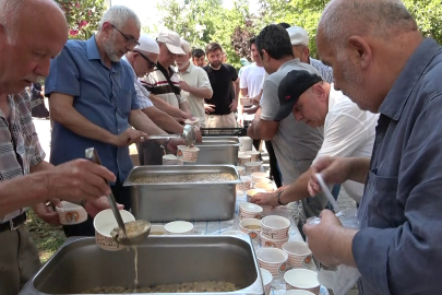 Bursa'da Kiremitçi Sinanbey Cami'de bin 500 kişilik aşure ikramı