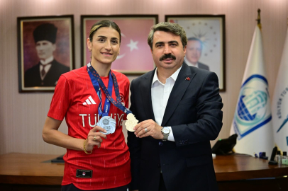 Milli tekvandocu Hatice Kübra İlgün, madalya sevincini Oktay Yılmaz'la paylaştı