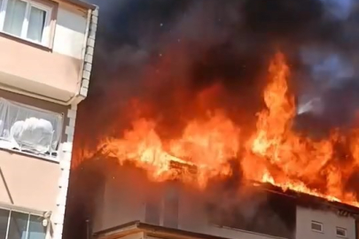 Bursa'da 3 katlı binanın çatısı alevlere teslim oldu