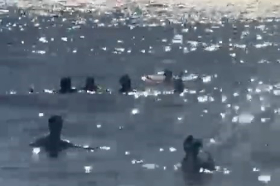 Denizde dubaların dışına çıkan baba ve iki kızı ölüm tehlikesi atlattı