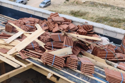 Kiremitlerin altında kalan 2 işçi yaralandı