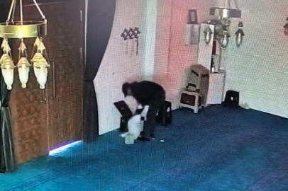 Camiye girdi, yardım kutusundaki 100 bin lirayı çaldı