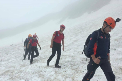 Çamlıhemşin’de mahsur kalan 3 turiste 10 saatlik çalışmaların ardından ulaşıldı