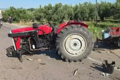 Hafif ticari araç traktöre arkadan çarptı; 2 yaralı