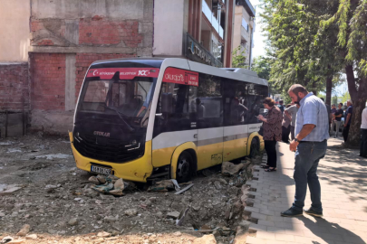 Minibüs, iş yerine çarptıktan sonra boş arsaya uçtu
