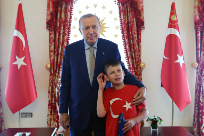 Erdoğan Dolmabahçe'deki ofisinde 12 yaşındaki otizmli Joshua Harris'i kabul etti