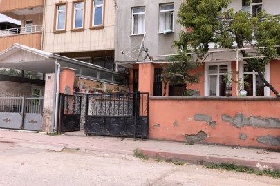 Sürgülü demir kapının altında kalan 3 yaşındaki çocuk ağır yaralandı