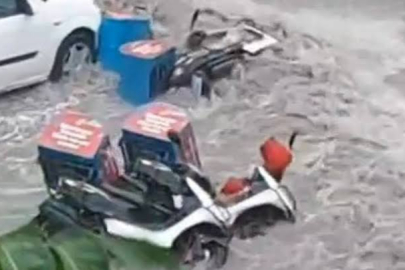 Ankara’da sel suları motosikletleri sürükledi