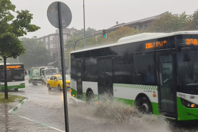 Bursa'da yollar göle döndü 