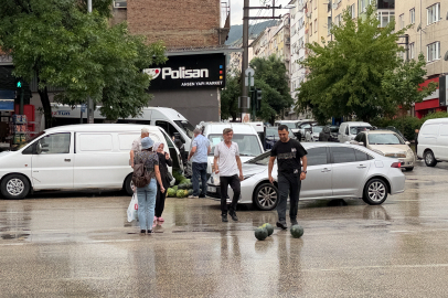 Kamyonetin arka kapağı açılınca karpuzlar yola saçıldı