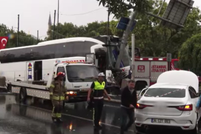 Yolcu otobüsü önce otomobile sonra levhaya çarptı: 30 yaralı