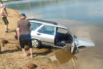 Baraja uçan otomobili 5 metre derinliğe dalıp çıkardı