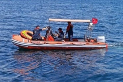 Şişme botuyla denizde açılan genç sürüklenmeye başladı