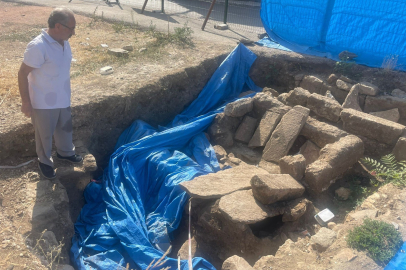 Tarihi mezarın üzeri çakıl taşlarıyla kapatılıp otopark görünümü verildi