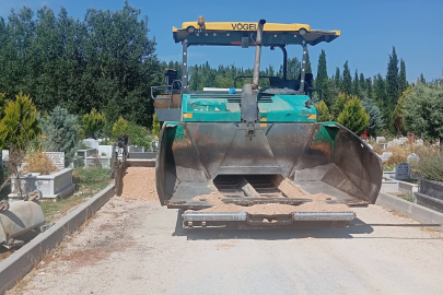 Hamitler Kent Mezarlığı'ndaki ara yollara soğuk asfalt atılıyor