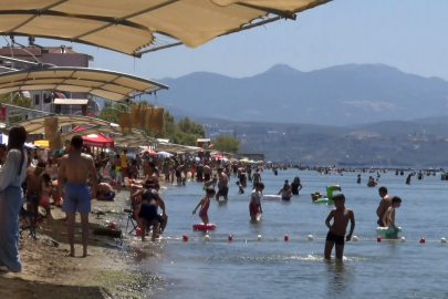 Kavurucu sıcaklarda sahillere akın ettiler
