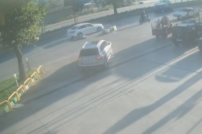 Sürücüsü direksiyon hakimiyetini kaybeden motosiklet otomobile çarptı