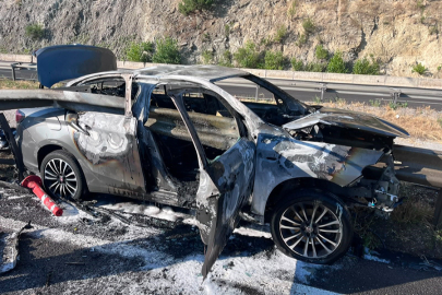 Bariyere çarpan otomobil alev aldı; 3 astsubay ölümden döndü