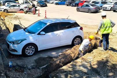 Araç sahibine ulaşılamayınca otomobilin etrafını kazdılar