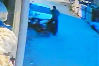Bisiklet sürücüsü telefonla oynarken kaza yaptı