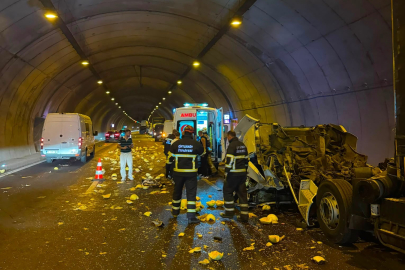 Otoyolda kamyona çarpan tırın kupası dorseden ayrıldı: 1 ağır yaralı