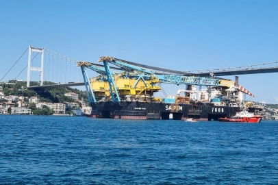 Dünyanın en büyük 3'üncü vinç gemisi İstanbul Boğazı'ndan geçti